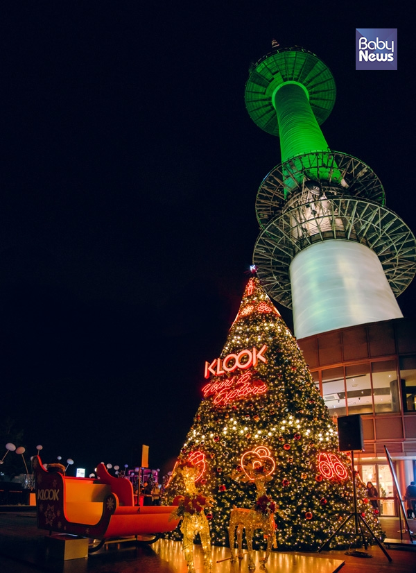 클룩(KLOOK)이 7m 높이의 초대형 클룩 크리스마스트리가 설치된 N서울타워 입장권 할인 판매 이벤트를 실시한다. ⓒ클룩