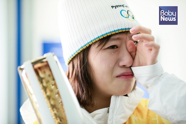 "아이들의 밝은 미래를 위해서 달렸어요" - 자폐 아동 행동 치료사 정유선 씨가 평창동계올림픽 성화봉송을 마친 후 베이비뉴스와 가진 인터뷰 도중 자폐 아동의 밝은 미래를 응원하며 눈물을 흘리고 있다. 최대성 기자 ⓒ베이비뉴스