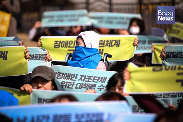 저에게도 다른 아이들과 같은 기회가 올까요? - '발달장애인 삶' 국가책임제 촉구 대정부 투쟁선포 기자회견에 부모님과 참석한 한 아이의 모습. 김재호 기자 ⓒ베이비뉴스