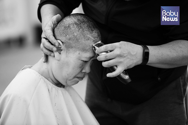 장애를 가진 엄마들의 삭발투쟁  - 12일 장애여성권리쟁취연대, 장애여성인권연대 등 시민단체 회원들이 서울 세종로 정부서울청사 앞에서 장애여성권리보장법 제정 등을 촉구하며 서울장애여성인권연대 김소영 이사가 삭발을 하고 있다. 김재호 기자 ⓒ베이비뉴스