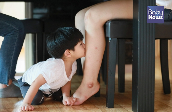 엄마의 눈이 되겠다는 일곱 살… "대견하고 안쓰러워요" - 베이비뉴스 창간 8주년 특별기획 바퀴 달린 엄마 취재 현장에서 시각장애를 가진 지소연(가명) 씨가 인터뷰하는 가운데 막내아들이 엄마의 다리에 뽀뽀하고 있다. 기자가 만난 대부분의 장애 부모 가정의 아이들은 어려운 가정 형편에도 밝고 건강하게 자라고 있었다. 최대성 기자 ⓒ베이비뉴스