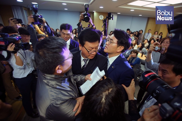 결국 '파행'이 된 유치원 비리근절 토론회 - 5일 오후 2시 국회 의원회관에서 더불어민주당 박용진 의원실이 주최하는 '유치원 비리 근절을 위한 정책 토론회 : 사립 유치원 회계부정 사례를 중심으로'가 열렸다. 토론회는 사립유치원 관계자들에 의해 파행으로 치달았다. 토론회를 주최한 박용진 의원과 한 사립유치원 관계자가 설전을 벌이고 있다. 김재호 기자 ⓒ베이비뉴스
