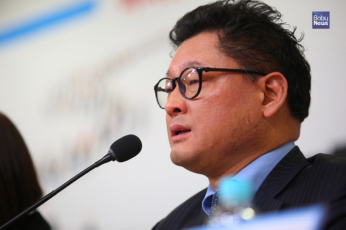 김한메 동탄공립유치원학부모네트워크 대표가 발언중에 눈물을 보이고있다. 김재호 기자 ⓒ베이비뉴스