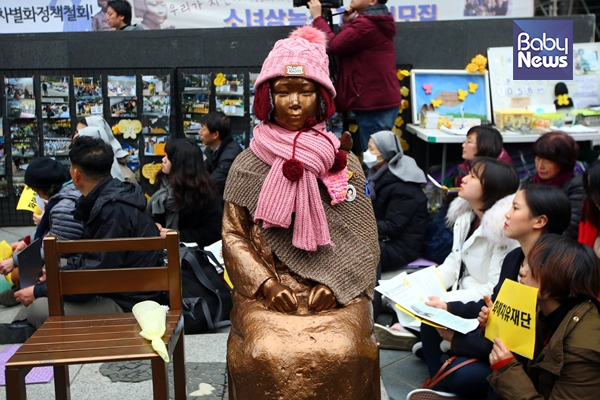 어느새 가을을 지나 겨울옷을 입은 소녀상... 오늘도 일본 정부의 진정한 사과를 기다립니다. 김재호 기자 ⓒ베이비뉴스