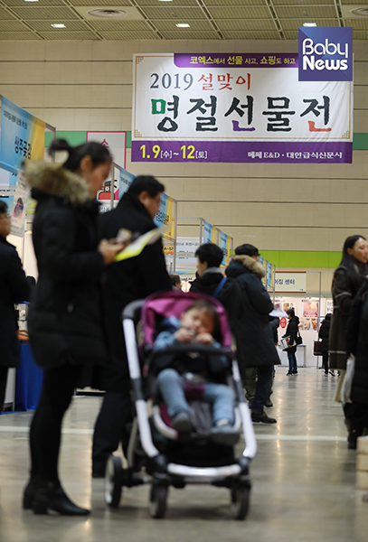 한 육아맘이 9일 오후 서울 코엑스에서 열린 2019 설맞이 명절선물전을 찾아 명절선물 부스를 둘러보고 있다. 최대성 기자 ⓒ베이비뉴스
