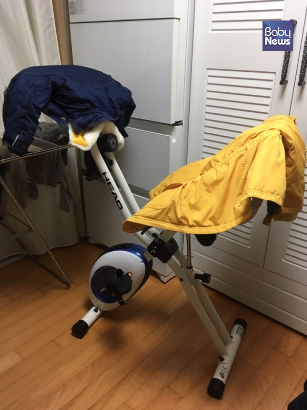 운동기구는 옷걸이가 아니다. 옷을 걸거나 널기 시작하면 끝도 없다. 당장 옷을 치우고 운동을 시작하는 게 다이어트를 성공으로 이끄는 길. 정가영 기자 ⓒ베이비뉴스