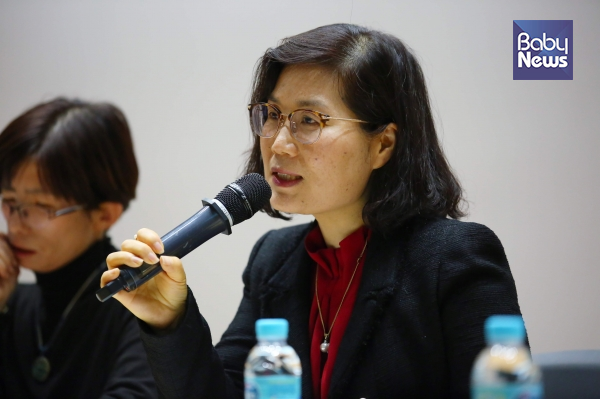 신옥주 교수는 “어린이집에 다닌다는 것으로 의무교육을 받는다고 간주함으로써 장애아동의 교육받을 권리를 침해하고 있다”면서 “엄선희 변호사의 발제내용에 동의하고 법안에 통합교육원칙을 규정할 필요가 있다”고 주장했다.김재호 기자 ⓒ베이비뉴스