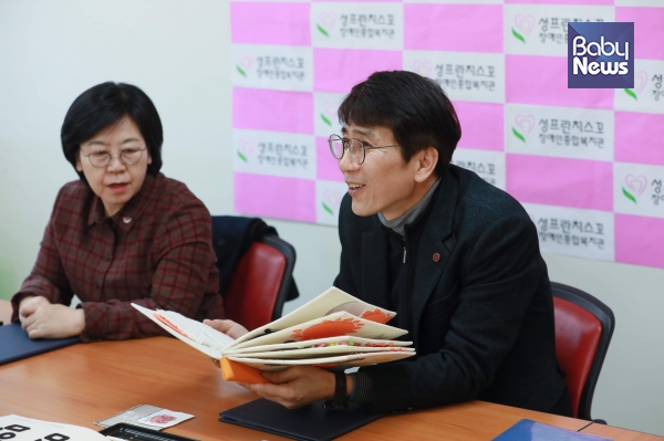 서경주 도서관 관장은 책 수가 적다고 우려했으나 김덕수 복지관 부관장은 아이디어가 너무 좋다며 이제 시작이니 더 많은 분이 관심가지고 참여하지 않겠느냐고 말했다. 최대성 기자 ⓒ베이비뉴스