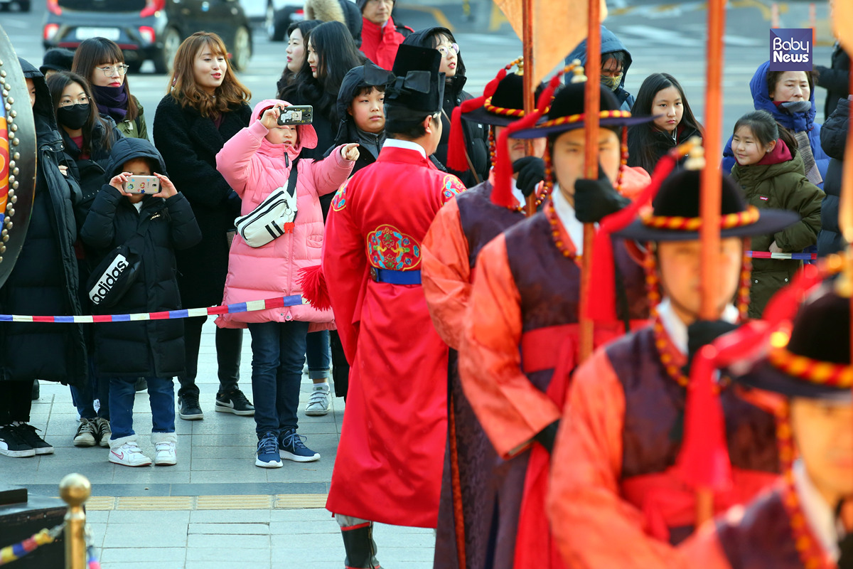 25일 서울 세종대로 덕수궁 대한문 앞에서 왕궁수문장 교대의식이 펼쳐지고 있다. 아이들이 신기한듯 핸드폰으로 사진을 찍고 있다. 김재호 기자 ⓒ베이비뉴스