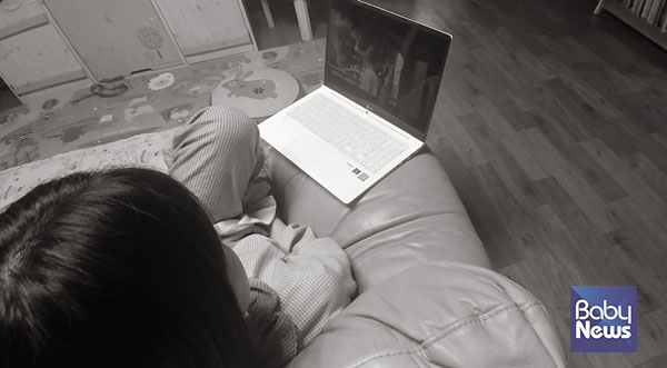 매일 하루 꾸준히 '해리포터'를 보고 있는 아이. 지겨울 때까지 보고 또 보고. ⓒ최은경