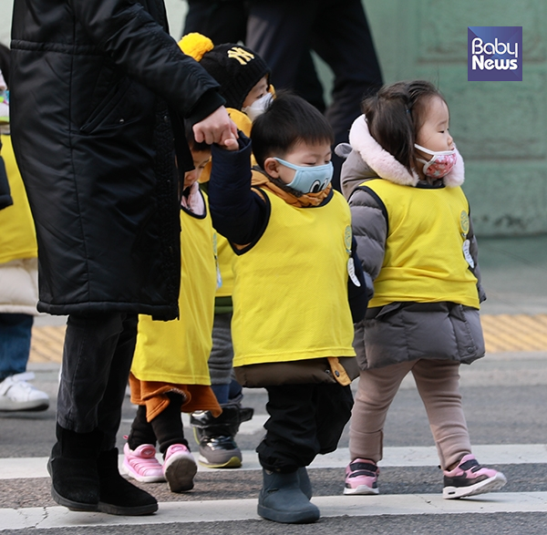 미세먼지 마스크를 쓴 어린이집 아이들이 12일 오전 서울 광화문 인근 도로에서 횡단보도를 건너고 있다. 최대성 기자 ⓒ베이비뉴스