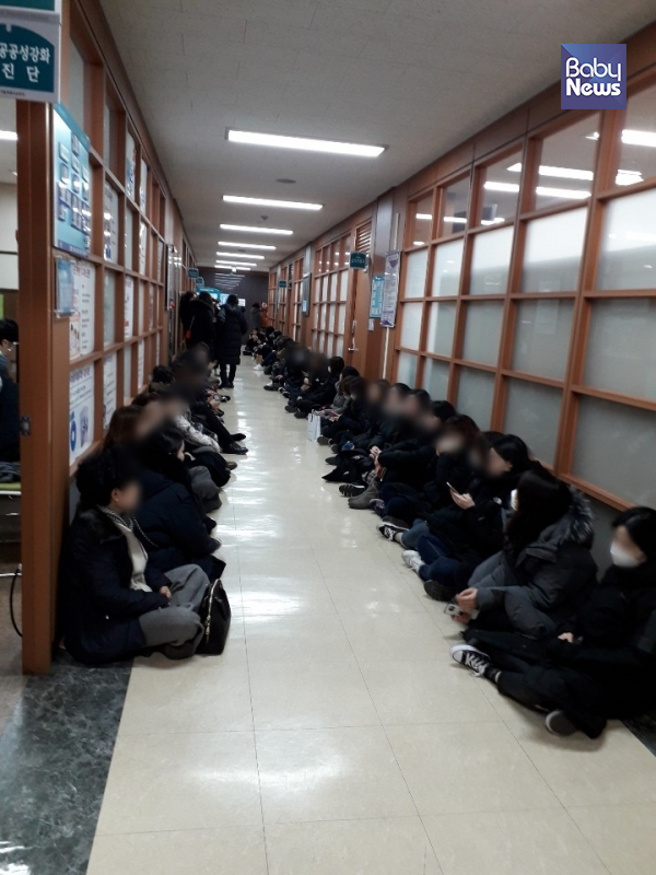 12일 오후 서울 종로구 서울시교육청 유아교육과 앞에서 교육청 조치에 항의하기 위해 모인 한국유치원총연합회 서울지회 회원들. ⓒ한국유치원총연합회
