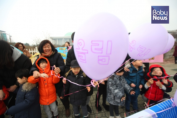 '장애영유아 보육·교육 정상화를 위한 추진연대' 소속 회원들이 20일 오전 국회의사당 정문 앞에서 기자회견을 열고, ‘장애인 등에 대한 특수교육법 일부개정법률안’의 조속한 처리를 촉구하는 퍼포먼스를 펼치고 있다. 김재호 기자 ⓒ베이비뉴스