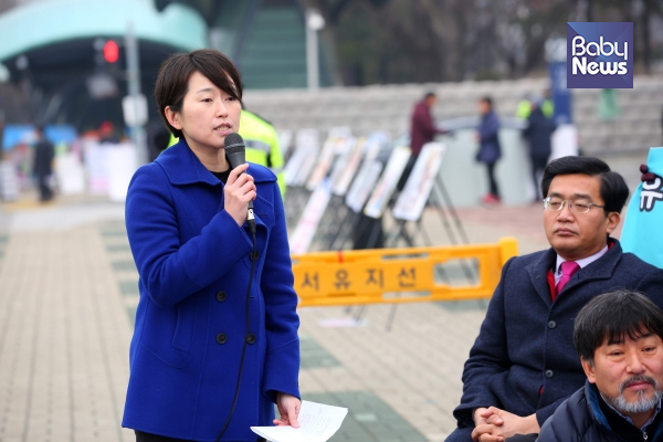 사단법인 두루 소속 이주언 변호사는 20일 오전 국회의사당 정문 앞에서 '장애영유아 보육·교육 정상화를 위한 추진연대'가 진행한 열린 기자회견에서 교육부와 보건복지부가 장애영유아 권리를 보장하기 위해 적극적인 태도를 취해야 한다고 말하고 있다. 김재호 기자 ⓒ베이비뉴스