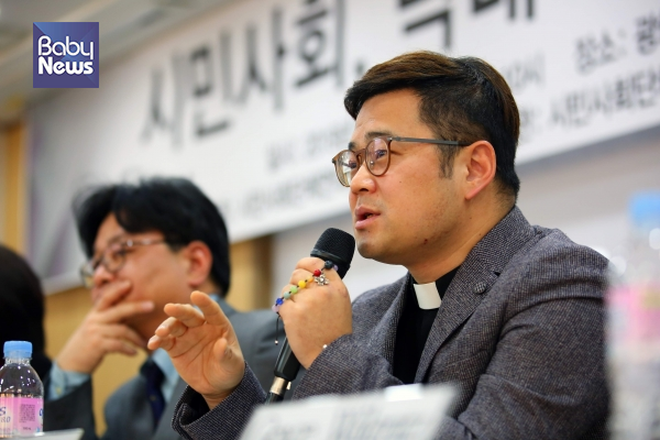 민김종훈(자캐오) 성공회 신부는 "여성의 몸은 여성의 것"이라며 종교나 국가의 통제를 받을 수 없다는 점을 강조했다. 김재호 기자 ⓒ베이비뉴스