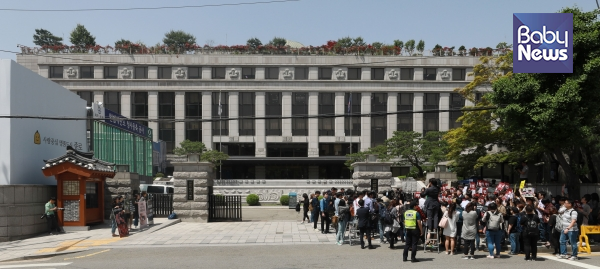 지난해 5월 29일 서울 종로구 헌법재판소 정문 앞에서 낙태죄를 찬성하는 단체와 반대하는 단체가 같은 시간 집회를 가졌다. 자료사진 ⓒ베이비뉴스