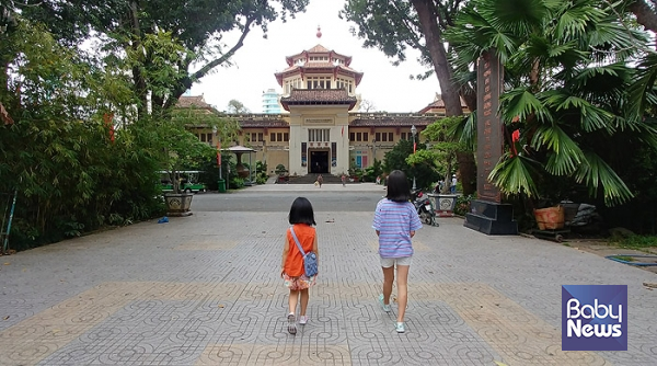 베트남 역사박물관 앞에서 다자매. ⓒ최은경