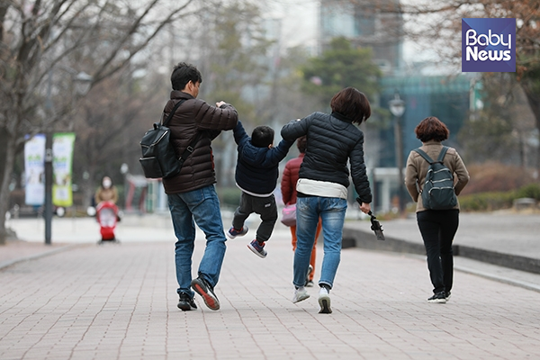 11일 오후 서울 어린이대공원을 찾은 한 가족이 포근한 날씨에 봄날을 만끽하고 있다. 최대성 기자 ⓒ베이비뉴스