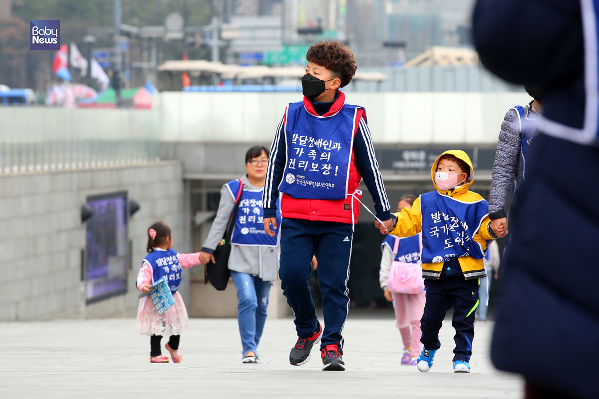 21일 오후 '발달장애 국가책임제 도입 촉구 결의대회'에 참석하기 위해 광화문 광장을 찾은 아이들의 모습이 보인다. 김재호 기자 ⓒ베이비뉴스