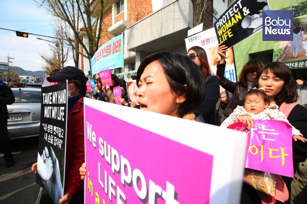 낙태죄 폐지를 반대하는 측은 헌법재판소가 낙태죄 헌법불합치 판결을 내자 눈물을 보이는 등 안타까움을 보였다. 김재호 기자 ⓒ베이비뉴스