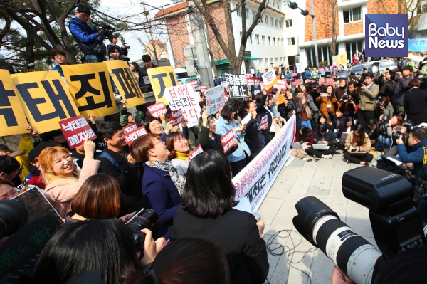 11일 오후 헌법재판소가 낙태죄 헌법불합치 판결을 내자 기쁨을 표시하는 사람들. 김재호 기자 ⓒ베이비뉴스