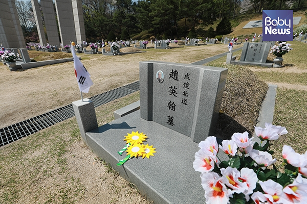 아이들이 직접 만들어 4.19 민주묘지에 헌화한 종이꽃. 최대성 기자 ⓒ베이비뉴스