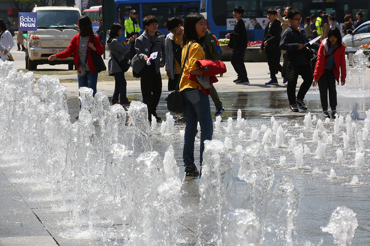 따뜻해진 날씨에 광화문광장 바닥분수도 다기 가동되기 시작했다. 김재호 기자 ⓒ베이비뉴스