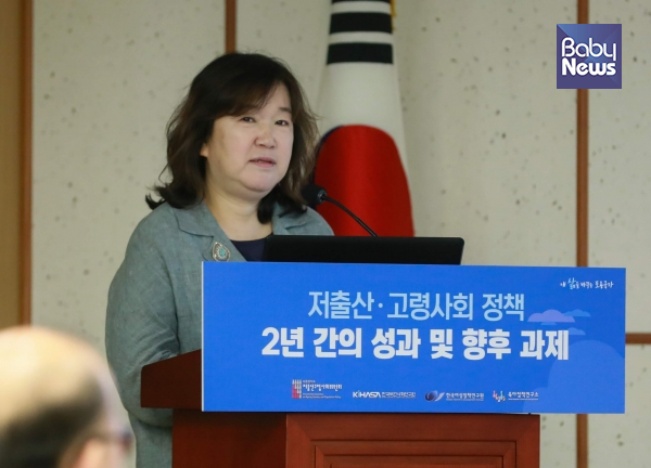 ​홍승아 한국여성정책연구원 선임연구위원은 지난 25일 제17차 저출산·고령화 포럼 ‘저출산·고령사회 정책 2년 간의 성과 및 향후 과제’에서 가족을 위기로 인식하는 변화를 성평등 관점에서 해결해야 한다고 제언했다. 최대성 기자 ⓒ베이비뉴스
