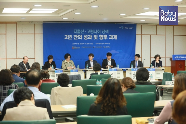 지난 25일 제17차 저출산·고령화 포럼 ‘저출산·고령사회 정책 2년 간의 성과 및 향후 과제’는 문재인 정부의 저출산 대책을 평가하고 앞으로의 정책방향을 들여다볼 수 있는 자리였다. 최대성 기자 ⓒ베이비뉴스