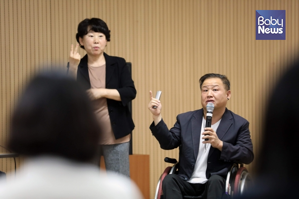 이상호 한국장애인단체총연맹 정책위원장은 장애인은 태어날 권리도 없다는 것이 대한민국의 판단이며 이의 근간에는 정상의 몸을 강요하는 우생학의 저주가 숨겨져 있는 것이라고 지적했다. 김근현 기자 ⓒ베이비뉴스