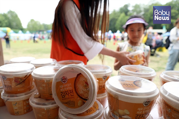 CJ제일제당은 행사에 참가해 자사 제품인 백설 감자전 제품을 다둥이 가족에게 증정했다. 김근현 기자 ⓒ베이비뉴스
