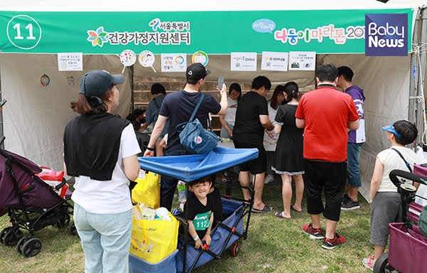 서울시건강가정지원센터는 유모차를 가져온 부모에게는 베이비로션을 증정했다. 최대성 기자 ⓒ베이비뉴스