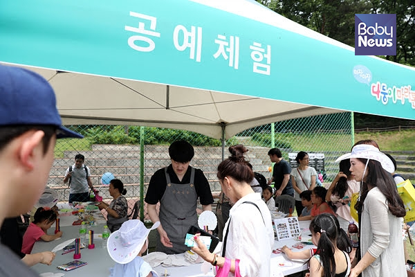 한지사랑은 2019 아장아장 다둥이마라톤대회 행사에 참여해 손거울, 부채, 글레이 목걸이, 팽이를 한지로 만들어보는 체험을 운영했다. 김근현 기자 ⓒ베이비뉴스