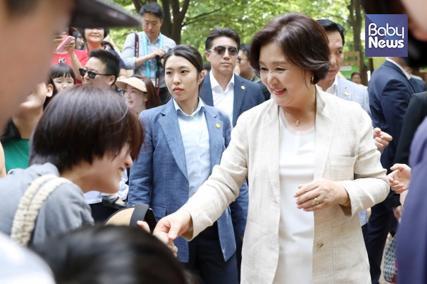 26일 서울 성동구 서울숲에서 열린 캠페인 ‘세상모든가족함께 숲속 나들이’에 김정숙 여사가 참석해 다양한 형태의 가족의 이야기를 듣고 그들을 격려했다. 김근현 기자 ⓒ베이비뉴스