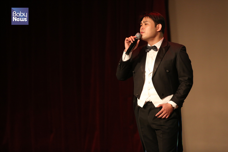 JTBC '팬텀싱어'에 출연해 큰 사랑을 받은 테너 최용호 씨가 예비맘들을 위해 노래를 들려줬다. 김재호 기자 ⓒ베이비뉴스