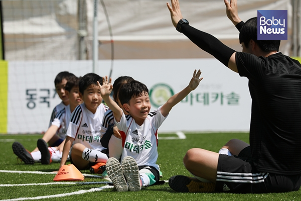 2일 오전 경기 성남시 분당구 한국잡월드에서 열린 동국제약 마데카솔 어린이 축구교실에 참가한 아이들이 즐거운 분위기 속에서 수업을 하고 있다. 최대성 기자 ⓒ베이비뉴스