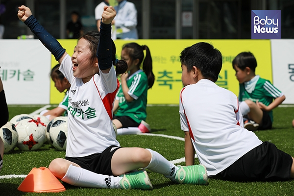 2일 오전 경기 성남시 분당구 한국잡월드에서 열린 동국제약 마데카솔 어린이 축구교실에 참가한 아이들이 수업을 받고 있다. 최대성 기자 ⓒ베이비뉴스