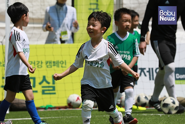 2일 오전 경기 성남시 분당구 한국잡월드에서 열린 동국제약 마데카솔 어린이 축구교실에 참가한 한 아이가 골을 넣고 세리머니를 하고 있다. 최대성 기자 ⓒ베이비뉴스