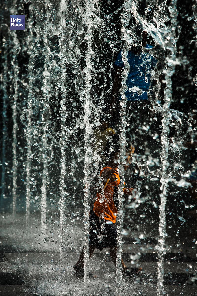 기온이 더 올라 30도 안팎의 더위가 기승을 부리고 있는 13일 아이들이 바닥분수에서 물놀이를 즐기고 있다. 김재호 기자 ⓒ베이비뉴스