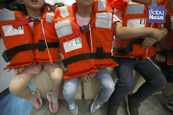 국공립행복한어린이집 어린이들이 구명조끼를 착용해보고 있다. 김근현 기자 ⓒ베이비뉴스