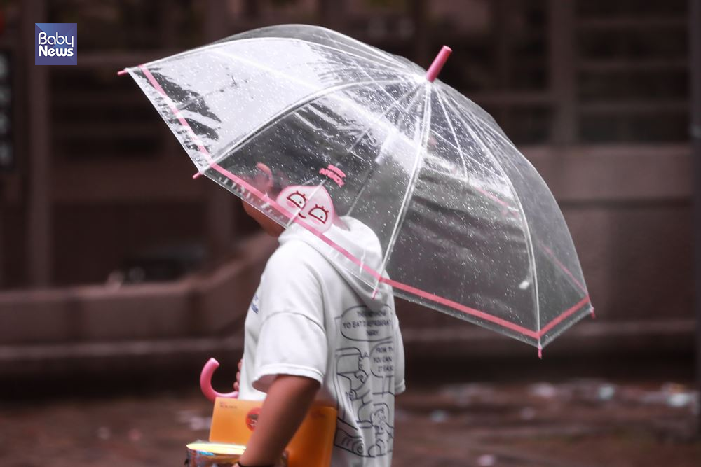 비가 오는 날이면 투명한 우산을 통해 아이의 시야 확보가 중요하다. 김재호 기자 ⓒ베이비뉴스