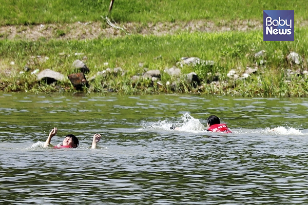 교육생들이 물에 직접 들어가 생존수영을 해보고 있다. 김근현 기자 ⓒ베이비뉴스