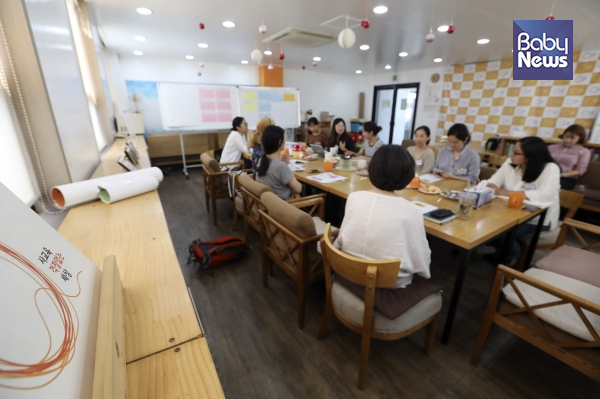 '사교육 없는 육아'를 위해 노력하는 영유아 양육자들은 8일 서울 용산구 노워리카페에서 열린 ‘제2차 와글와글 작당회’에 참여했다. 김근현 기자 ⓒ베이비뉴스