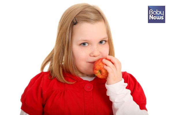 소아 비만은 성조숙증을 유발합니다. 식습관을 건강하게 개선해 아이의 비만을 막아야 합니다. ⓒ베이비뉴스