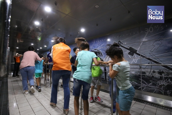 서울 누리미지역아동센터 어린이들이 풍수해 체험교육을 통해 태풍의 위험성을 체험하고 있다. ⓒ세이프키즈코리아