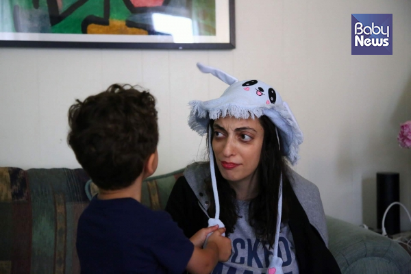 미국 캘리포니아 주 버클리 시에 있는 조하 라드 매지오(Zoha Raad Mazzeo·37세) 씨의 집을 방문했다. 세 살 아들 대니얼은 취재진이 선물한 토끼 모자를 엄마 매지오 씨에게 씌우고 있다. 김동완 기자 ⓒ베이비뉴스