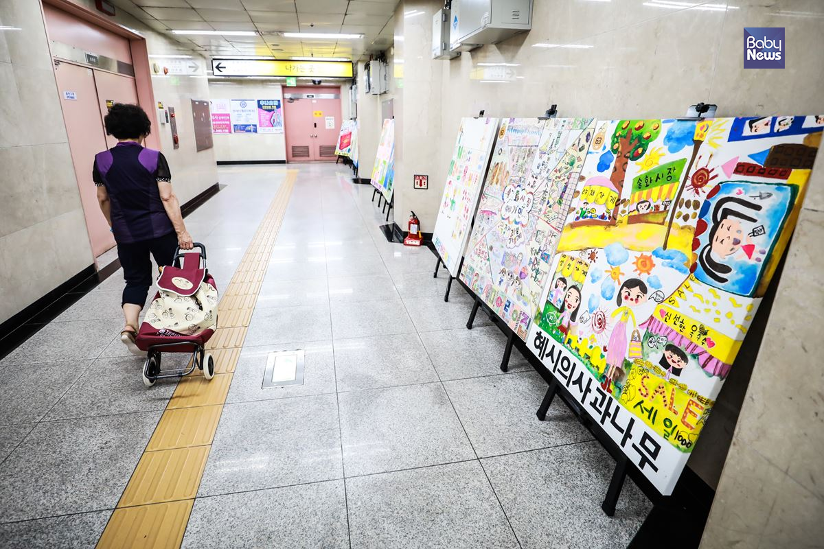 지하철 역사안 시민들이 지나가는 길목마다 어린이집 아이들의 그림들이 전시되어 있다. 김재호 기자 ⓒ베이비뉴스