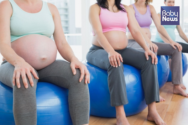 짐볼은 임신 중은 물론, 출산 후 아이를 재울 때도 유용하다. ⓒ베이비뉴스