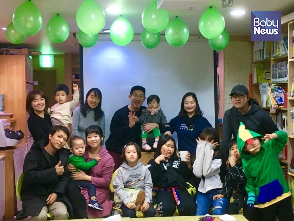 초록육아당은 지난 18일 서울 역촌동 초록길도서관에서 ‘지구별의 노래’ 음반발매기념 축하파티 겸 작은콘서트를 열었다. ⓒ초록육아당