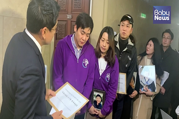 오신환 바른미래당 원내대표와 유가족들이 대화를 하는 모습, 이중삼 기자 ⓒ베이비뉴스